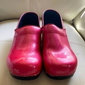 SANITA Hot Pink Clogs Patent Leather 8.5